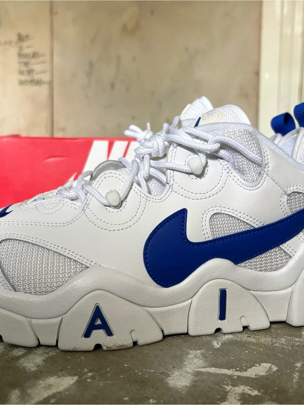Nike Air Men's Barrage Low White/Hyper Blue Size (12M)